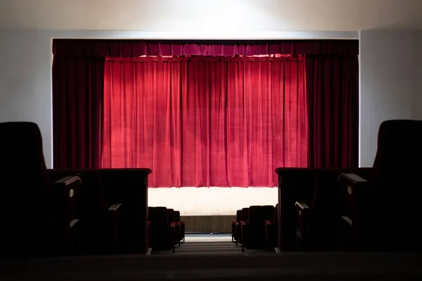 劇場の幕とドラマチックな照明とステージ — ストック写真