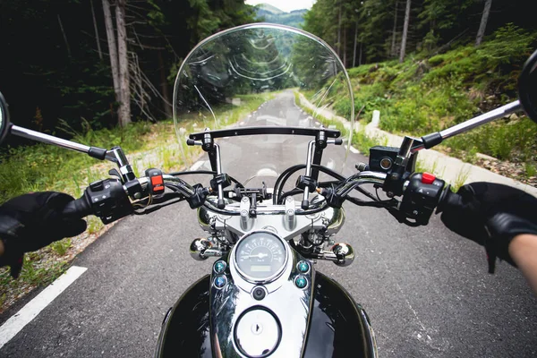 Orman Yolunda Giden Motosikletli Bir Sürücünün Ellerinde Seyahat Spor Hız — Stok fotoğraf