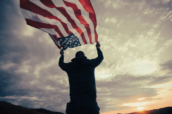 Mężczyzna Amerykańską Flagą Zachodzie Słońca Dzień Niepodległości Lub Podróży Ameryce — Zdjęcie stockowe