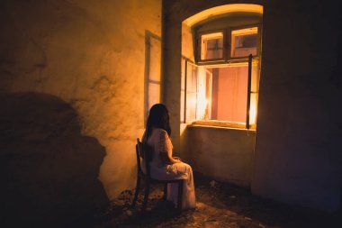 Terk edilmiş, perili bir evde hayalet. Korkunç bir kadın ruhu, cadılar bayramı konsepti..