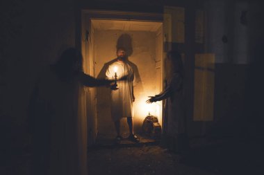 Terk edilmiş, perili evde hayaletler. Korkunç ruhların korku sahnesi, Cadılar Bayramı konsepti.