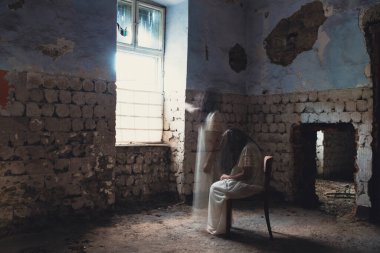 Terk edilmiş, perili bir evde hayalet. Korkunç bir kadın ruhu, cadılar bayramı konsepti..