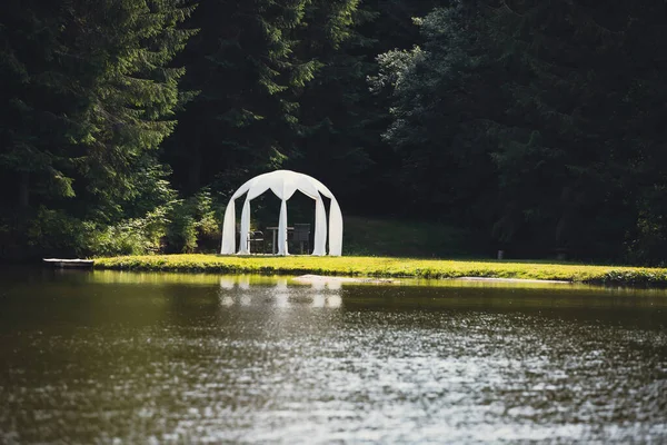 White Wedding Pavilion Altar Next Small Lake — Stockfoto