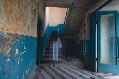 Terk edilmiş, perili bir evde hayalet. Korkunç bir kadın ruhu, cadılar bayramı konsepti..