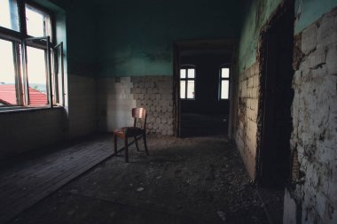 Terk edilmiş perili köşk. Koyu kirli grunge ve ürkütücü atmosfer
