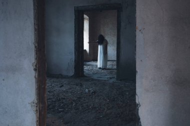 Terk edilmiş, perili bir evde hayalet. Korkunç bir kadın ruhu, cadılar bayramı konsepti..