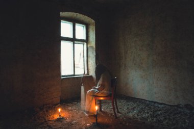 Terk edilmiş, perili bir evde hayalet. Korkunç bir kadın ruhu, cadılar bayramı konsepti..