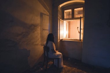 Terk edilmiş, perili bir evde hayalet. Korkunç bir kadın ruhu, cadılar bayramı konsepti..