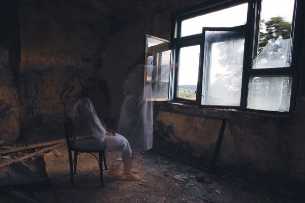 Terk edilmiş, perili bir evde hayalet. Korkunç bir kadın ruhu, cadılar bayramı konsepti..