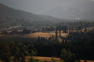 Tihuta, Piatra Fantanele, Bistrita, Romanya 'daki dağ köyü üzerinde sihirli yaz günbatımı