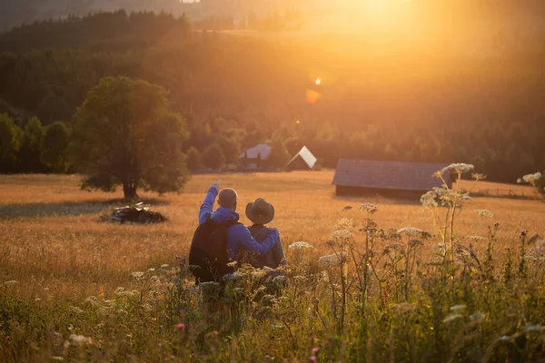 Hiker Couple Summer Meadow Looking Magic Sunset Hills Relaxation Nature — Zdjęcie stockowe