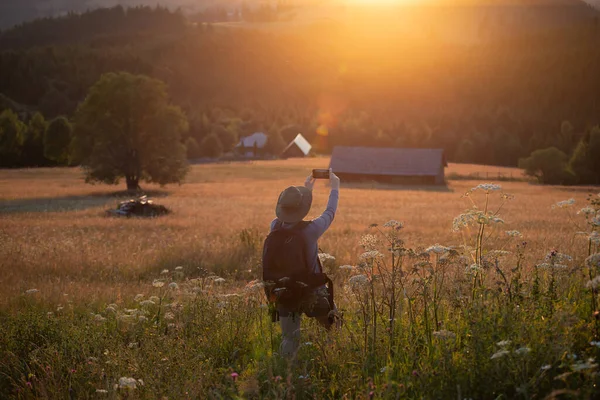 Female Hiker Summer Meadow Looking Magic Sunset Hills Relaxation Nature — 图库照片