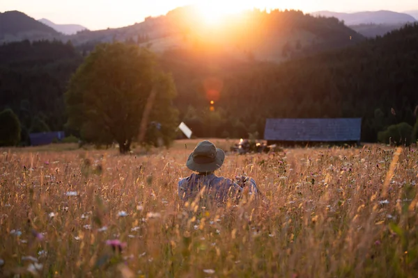 Female Hiker Summer Meadow Looking Magic Sunset Hills Relaxation Nature — 图库照片