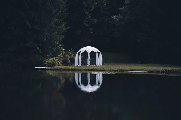 White Wedding Pavilion Altar Next Small Lake —  Fotos de Stock