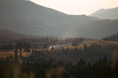 Tihuta, Piatra Fantanele, Bistrita, Romanya 'daki dağ köyü üzerinde sihirli yaz günbatımı