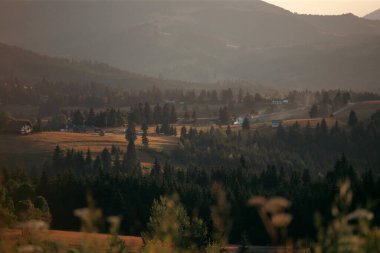 Tihuta, Piatra Fantanele, Bistrita, Romanya 'daki dağ köyü üzerinde sihirli yaz günbatımı