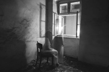 Terk edilmiş, perili bir evde hayalet. Korkunç bir kadın ruhu, cadılar bayramı konsepti..