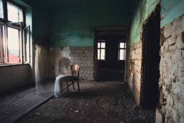 Terk edilmiş, perili bir evde hayalet. Korkunç bir kadın ruhu, cadılar bayramı konsepti..