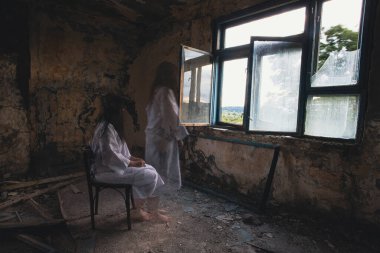 Terk edilmiş, perili bir evde hayalet. Korkunç bir kadın ruhu, cadılar bayramı konsepti..