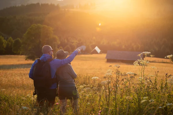 Hiker Couple Summer Meadow Looking Magic Sunset Hills Relaxation Nature — Photo