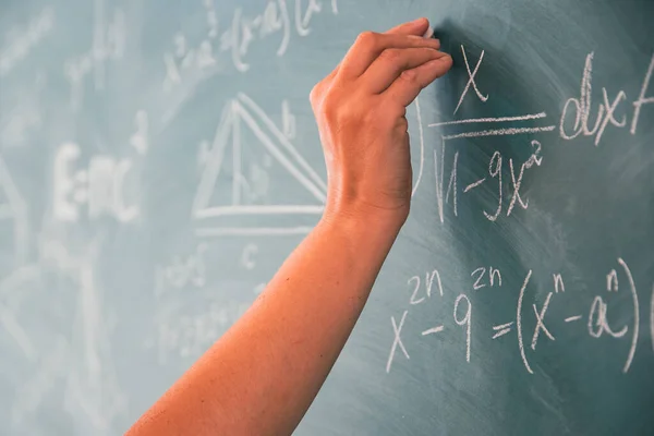 Tiro Perto Uma Mão Segurando Giz Escrevendo Equações Matemáticas Quadro — Fotografia de Stock