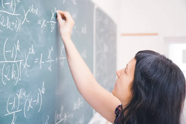 学校の教室で数学の授業中に黒板に書く先生や学生 — ストック写真