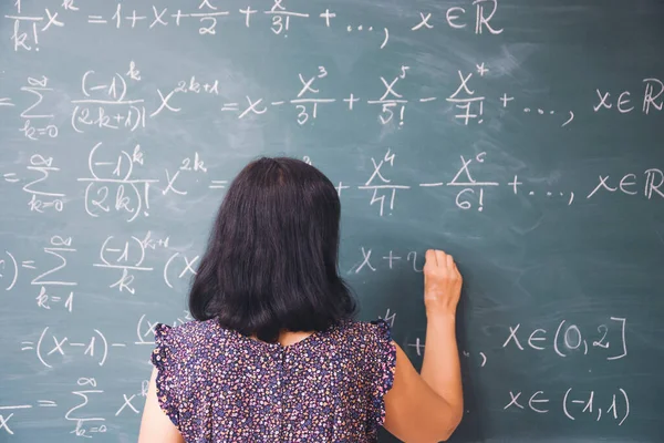 Professor Aluno Escrevendo Quadro Negro Durante Aula Matemática Sala Aula — Fotografia de Stock