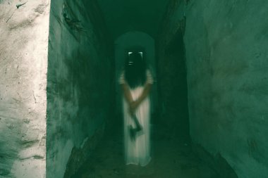 Terk edilmiş, perili bir evde hayalet. Eski balta ve cadılar bayramı konseptini tutan ürkütücü siluet sahnesi.