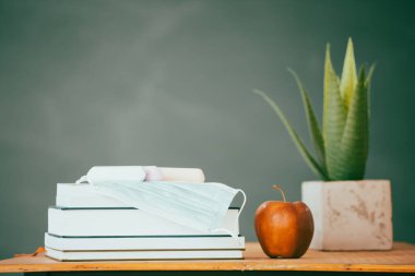 Coronavirüs salgınından sonra okula döndüm. Okul gereçleri, tıbbi maskeler, karatahta altyapısı. Öğrenme kavramı, sosyal mesafeyi koruma..