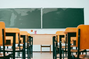 Okul Konseptine geri dönelim. Sandalyeleri, masaları ve tahtası olan boş bir sınıf.