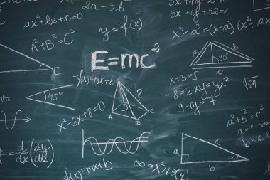 Karatahta bilimsel formüller ve matematik hesaplamalarıyla kazınmış. Bilim ve eğitim geçmişi.