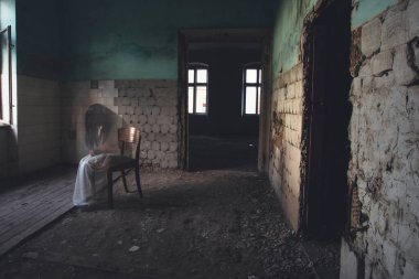 Terk edilmiş, perili bir evde hayalet. Korkunç bir kadın ruhu, cadılar bayramı konsepti..