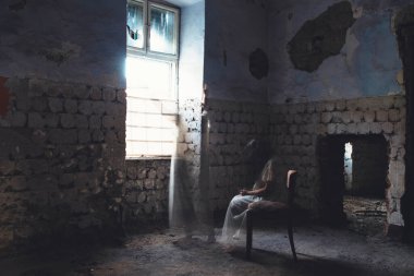 Terk edilmiş, perili bir evde hayalet. Korkunç bir kadın ruhu, cadılar bayramı konsepti..