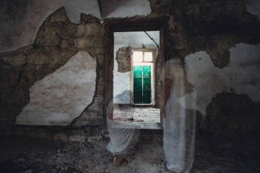 Terk edilmiş, perili bir evde hayalet. Korkunç bir kadın ruhu, cadılar bayramı konsepti..