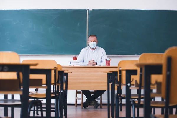 Teacher Mask Classroom Social Distanting Classroom Safety Coronavirus Epidemic — Stock Photo, Image