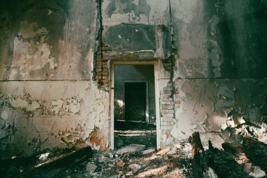 Terk edilmiş perili köşk. Koyu kirli grunge ve ürkütücü atmosfer