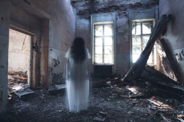 Terk edilmiş, perili bir evde hayalet. Korkunç bir kadın ruhu, cadılar bayramı konsepti..