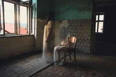 Terk edilmiş, perili bir evde hayalet. Korkunç bir kadın ruhu, cadılar bayramı konsepti..