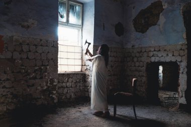 Terk edilmiş, perili bir evde hayalet. Korkunç bir kadın ruhu, cadılar bayramı konsepti..