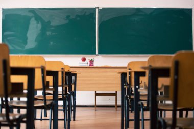 Okul Konseptine geri dönelim. Sandalyeleri, masaları ve tahtası olan boş bir sınıf.