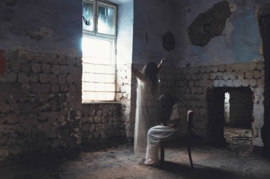 Terk edilmiş, perili bir evde hayalet. Korkunç bir kadın ruhu, cadılar bayramı konsepti..