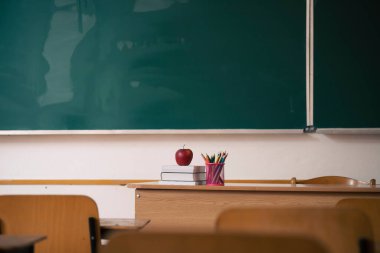 Okul Konseptine geri dönelim. Kara tahtaya karşı aksesuarlar ve kitaplar.