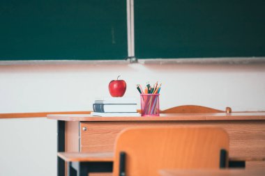 Okul Konseptine geri dönelim. Kara tahtaya karşı aksesuarlar ve kitaplar.