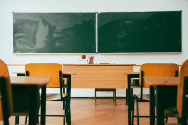 Okul Konseptine geri dönelim. Sandalyeleri, masaları ve tahtası olan boş bir sınıf.