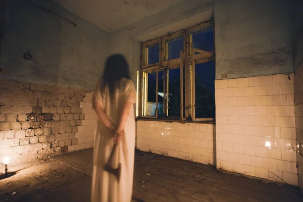 Fantasma Casa Abandonada Assombrada Cena Terror Silhueta Assustadora Segurando Machado — Fotografia de Stock