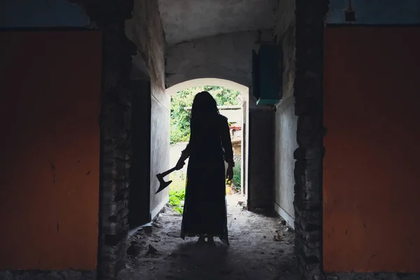 Szellem Egy Elhagyatott Kísértetházban Horror Jelenet Kísérteties Sziluett Gazdaság Régi — Stock Fotó