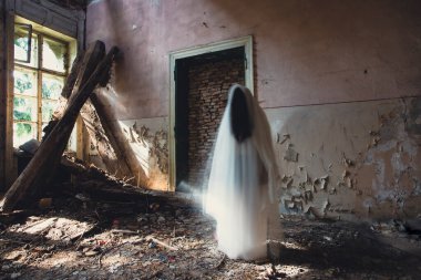 Terk edilmiş, perili bir evde hayalet. Korkunç bir kadın ruhu, cadılar bayramı konsepti..