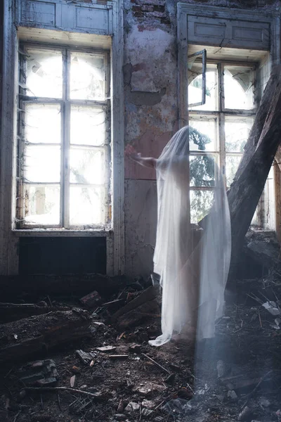 Duch Opuszczonym Nawiedzonym Domu Scena Grozy Straszny Duch Kobiety Koncepcja — Zdjęcie stockowe