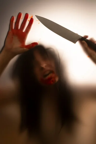 Horor Halloween Pozadí Stínová Postava Sklem Nožem Zakrvácenýma Rukama — Stock fotografie