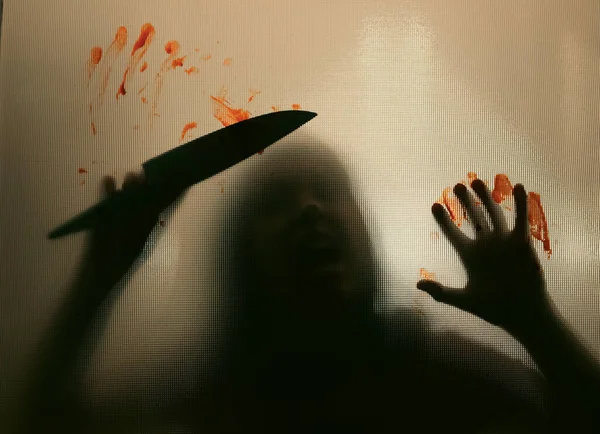 Horror Halloween Hintergrund Schattenhafte Gestalt Hinter Glas Mit Blutverschmiertem Messer — Stockfoto